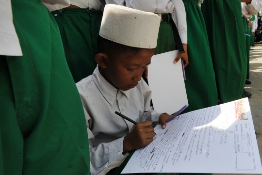 Ratusan murid-murid MI buat surat untuk presiden