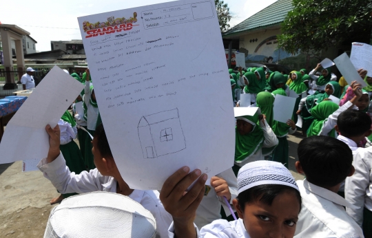 Ratusan murid-murid MI buat surat untuk presiden