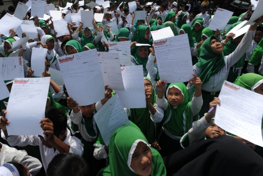 Ratusan murid-murid MI buat surat untuk presiden