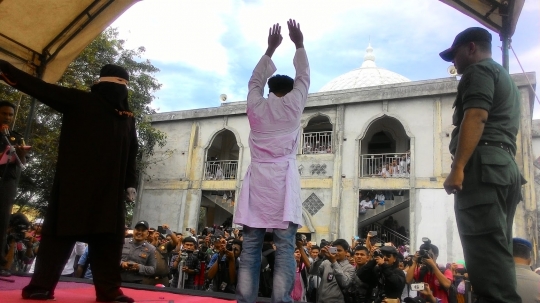 Melihat hukuman bagi yang suka bercumbu dengan non-muhrim di Aceh