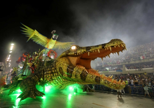 Ingar-bingar parade karnaval tahunan di Brasil