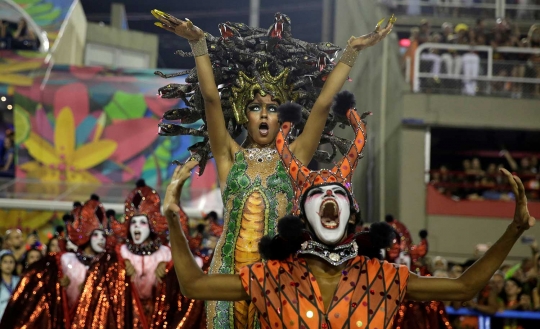 Ingar-bingar parade karnaval tahunan di Brasil