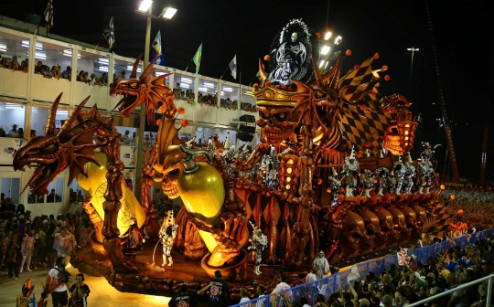 Ingar-bingar parade karnaval tahunan di Brasil