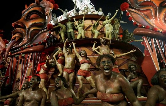 Ingar-bingar parade karnaval tahunan di Brasil