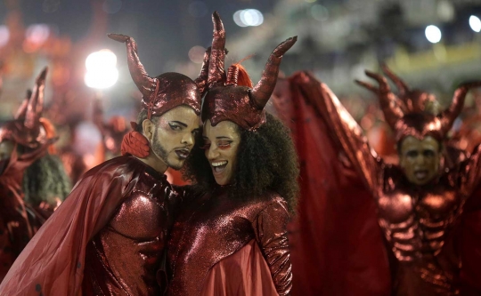 Ingar-bingar parade karnaval tahunan di Brasil