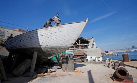 Melihat lebih dekat perbaikan perahu tradisional Mediterania