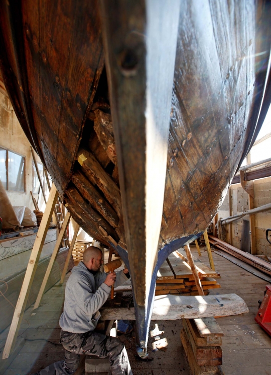 Melihat lebih dekat perbaikan perahu tradisional Mediterania