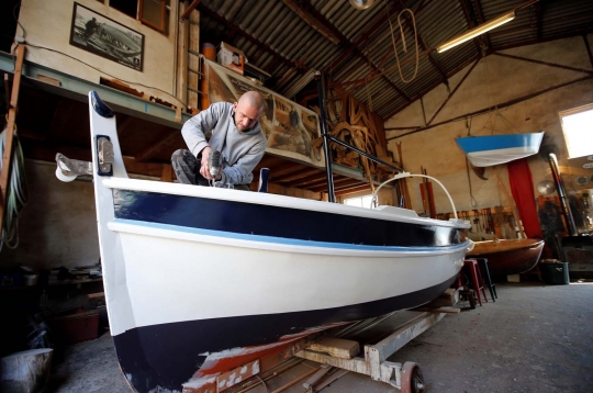 Melihat lebih dekat perbaikan perahu tradisional Mediterania