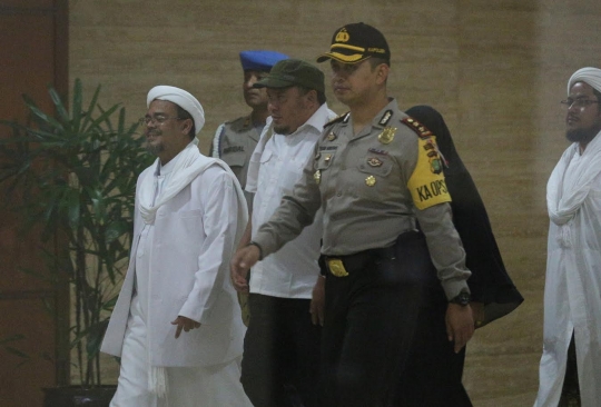 Gaya Rizieq Shihab hadir di sidang Ahok