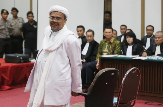 Gaya Rizieq Shihab hadir di sidang Ahok