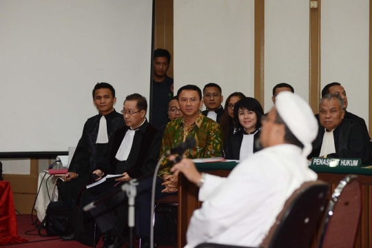 Gaya Rizieq Shihab hadir di sidang Ahok