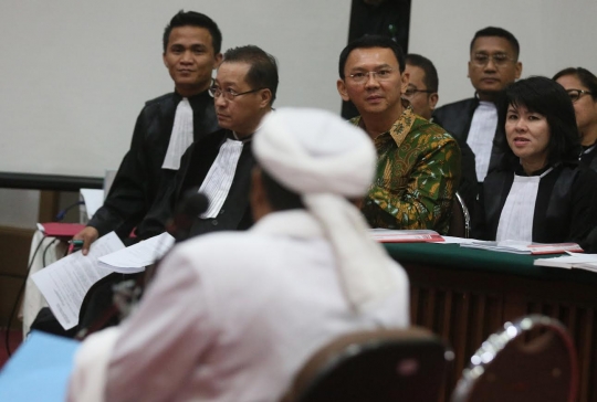 Ekspresi Ahok saat mendengar kesaksian Rizieq Syihab