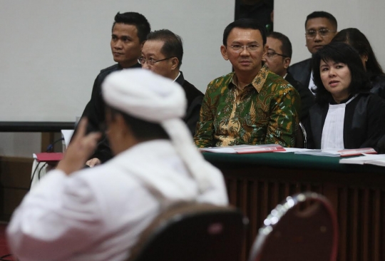 Ekspresi Ahok saat mendengar kesaksian Rizieq Syihab