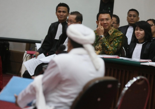 Ekspresi Ahok saat mendengar kesaksian Rizieq Syihab