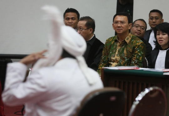 Ekspresi Ahok saat mendengar kesaksian Rizieq Syihab