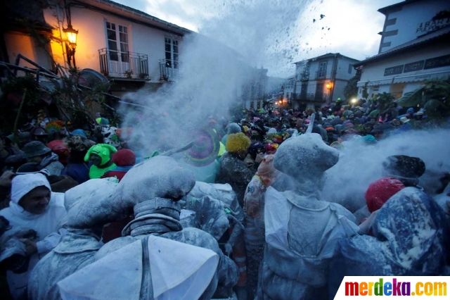 Foto : Serunya tradisi perang tepung di Festival O 