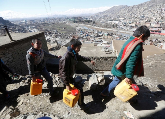 Perjuangan bocah Afghanistan panggul air bersih naik turun bukit