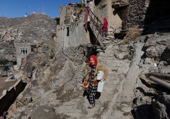 Perjuangan bocah Afghanistan panggul air bersih naik turun bukit