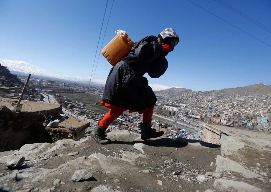 Perjuangan bocah Afghanistan panggul air bersih naik turun bukit