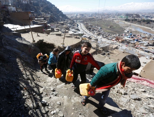 Perjuangan bocah Afghanistan panggul air bersih naik turun bukit