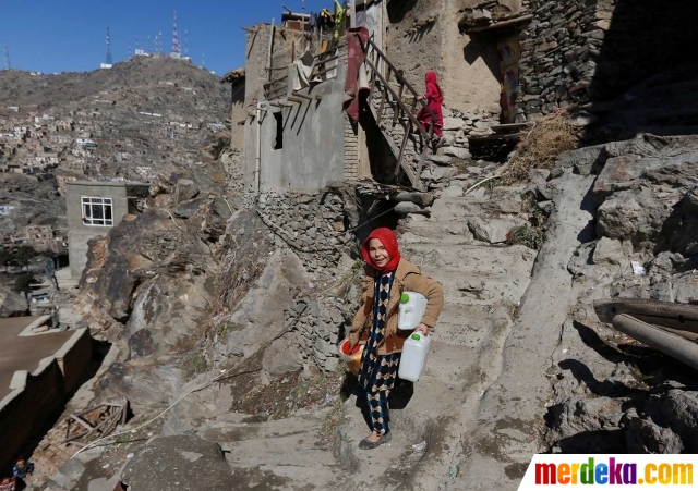 Foto : Perjuangan bocah Afghanistan panggul air bersih 