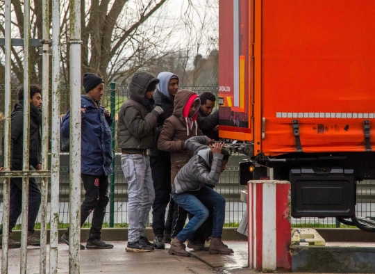 Aksi liar imigran di Prancis sembunyi di truk demi hindari petugas