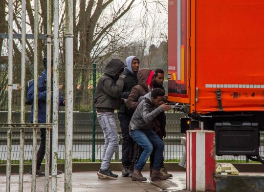 Aksi liar imigran di Prancis sembunyi di truk demi hindari petugas