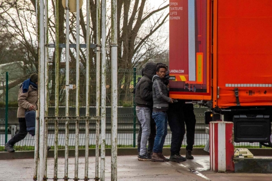 Aksi liar imigran di Prancis sembunyi di truk demi hindari petugas