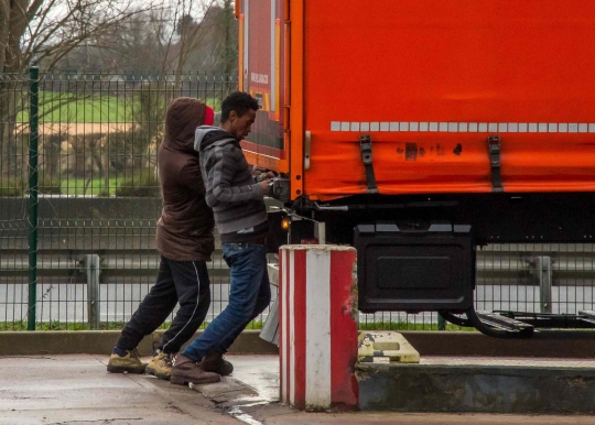 Aksi liar imigran di Prancis sembunyi di truk demi hindari petugas