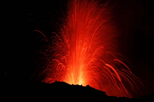 Menyaksikan keindahan erupsi Gunung Etna hiasi malam Italia