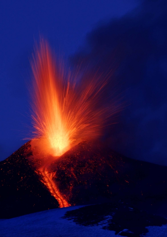 Menyaksikan keindahan erupsi Gunung Etna hiasi malam Italia