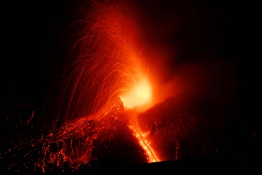 Menyaksikan keindahan erupsi Gunung Etna hiasi malam Italia