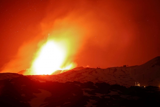 Menyaksikan keindahan erupsi Gunung Etna hiasi malam Italia