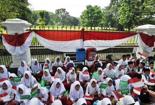 Persiapan murid SD menyambut Raja Arab di Istana Bogor