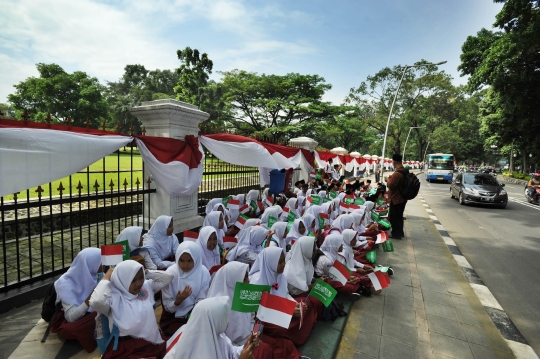 Persiapan murid SD menyambut Raja Arab di Istana Bogor