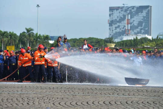 Atraksi petugas di HUT Pemadam Kebakaran ke-98