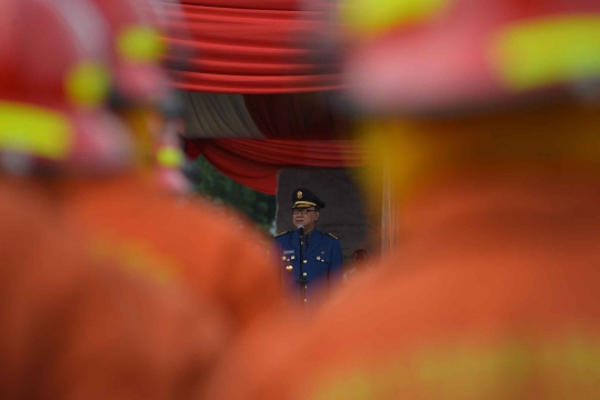 Atraksi petugas di HUT Pemadam Kebakaran ke-98