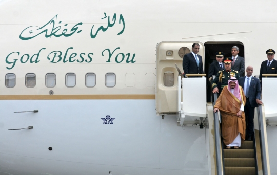 Momen Raja Salman saat pertama kali mendarat di Indonesia