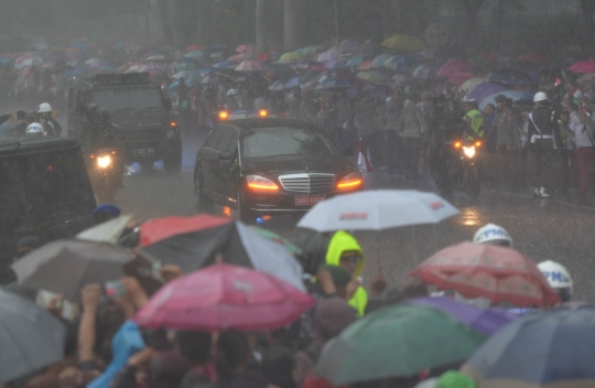 Hujan deras menyambut kedatangan Raja Arab di Istana Bogor