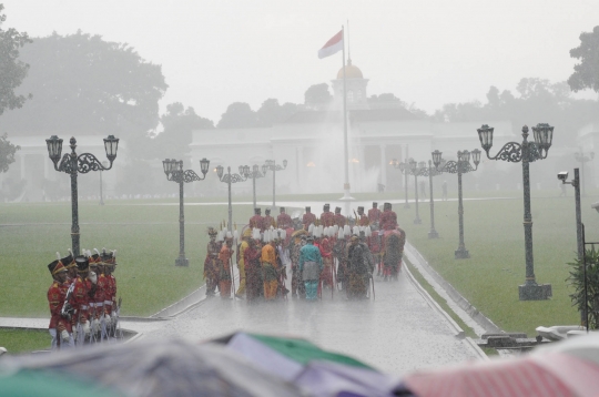 Hujan deras menyambut kedatangan Raja Arab di Istana Bogor