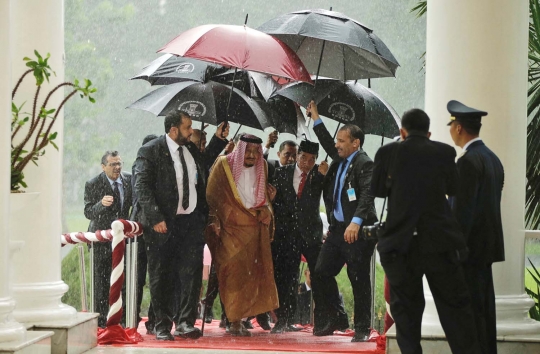 Momen Jokowi dan Raja Salman basah kuyup kehujanan di Istana Bogor