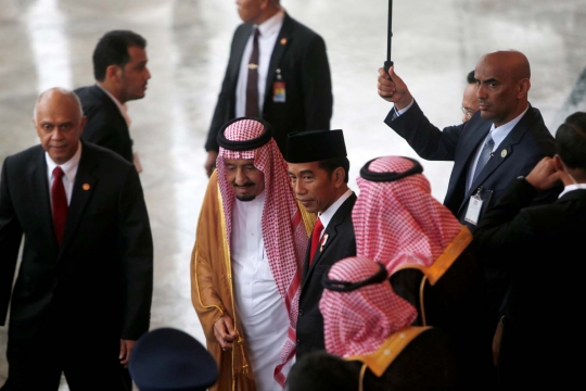 Momen Jokowi dan Raja Salman basah kuyup kehujanan di Istana Bogor