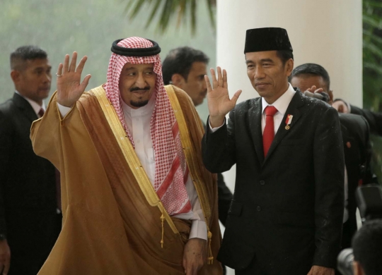 Momen Jokowi dan Raja Salman basah kuyup kehujanan di Istana Bogor