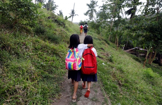 Potret anak-anak di desa Filipina jalan kaki 6 km ke sekolah