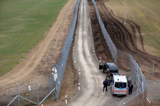 Ini pagar 2 lapis beraliran listrik Hungaria yang siap halau imigran