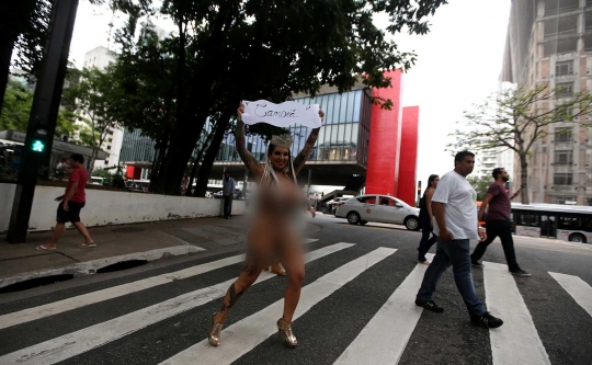 Rayakan kemenangan, penari samba ini bugil keliling Kota Sao Paulo