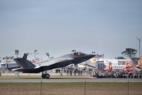 Siluman Lockheed Martin Corp F-35 pamer ketangguhan di Avalon