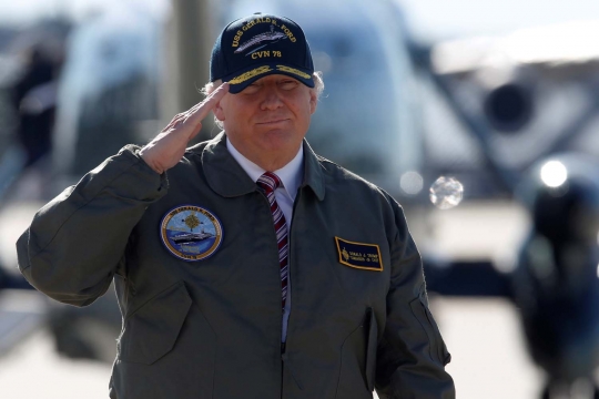 Gaya Donald Trump kenakan jaket panglima tertinggi Navy Seal