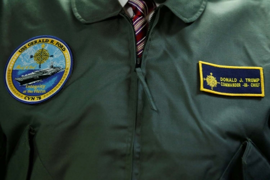 Gaya Donald Trump kenakan jaket panglima tertinggi Navy Seal