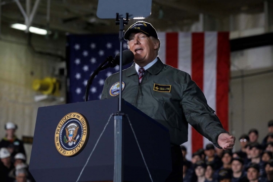 Gaya Donald Trump kenakan jaket panglima tertinggi Navy Seal